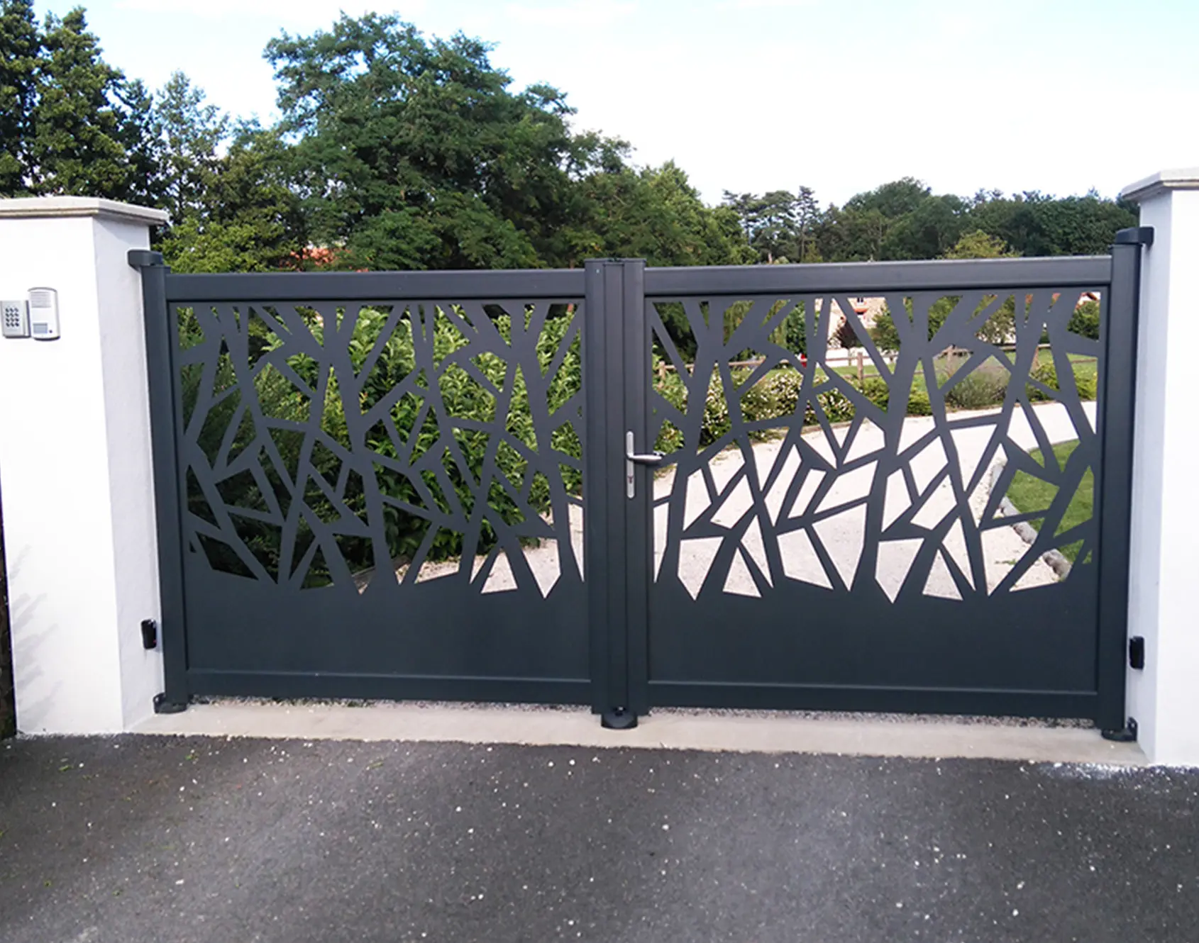 Portail aluminium battant Awenig décor BROCÉLIANDE par kostum