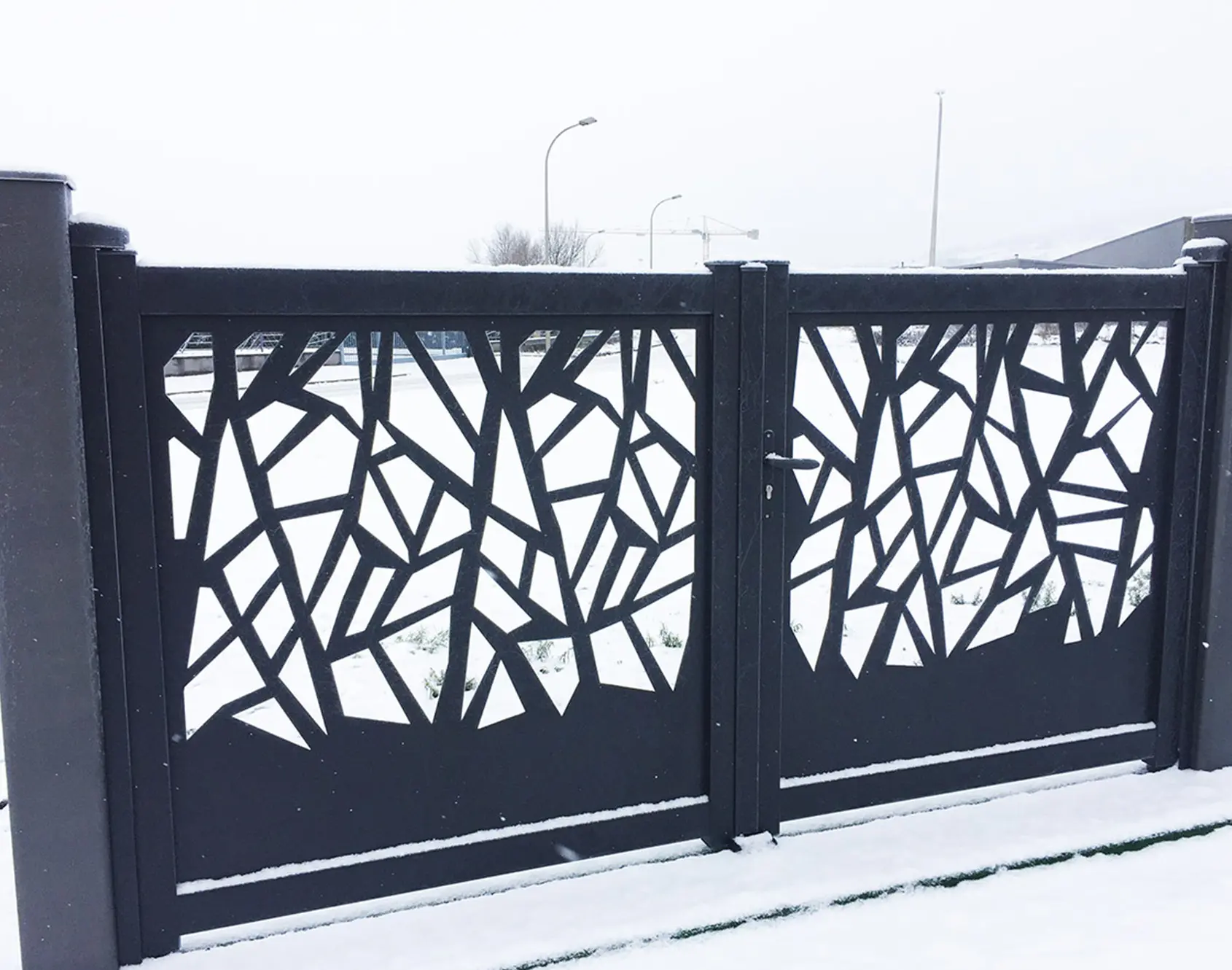 Portail aluminium battant Awenig décor BROCÉLIANDE par kostum
