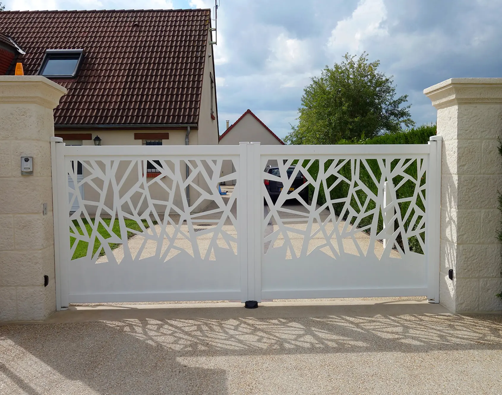 Portail aluminium battant Awenig décor BROCÉLIANDE par kostum