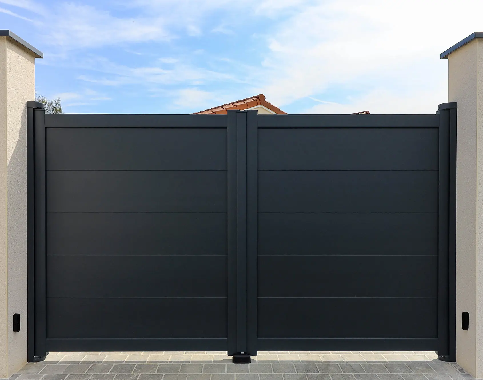 Portail aluminium battant Karantan par kostum