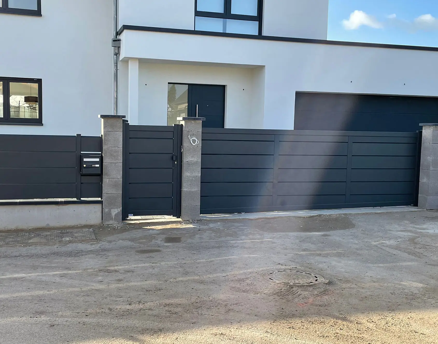 Portail aluminium coulissant Tev par Kostum