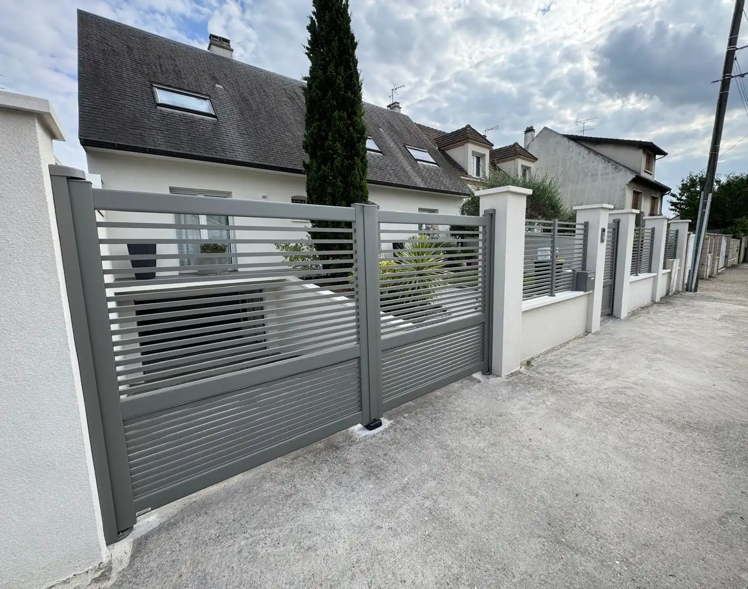 Portail battant ajouré aluminium Kloarec - Kostum
