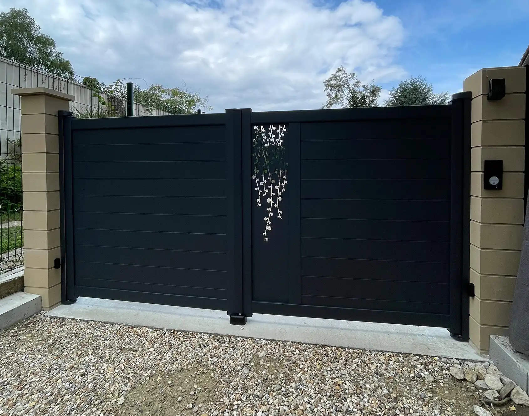Portail aluminium battant Arzur décor Perlez - Kostum
