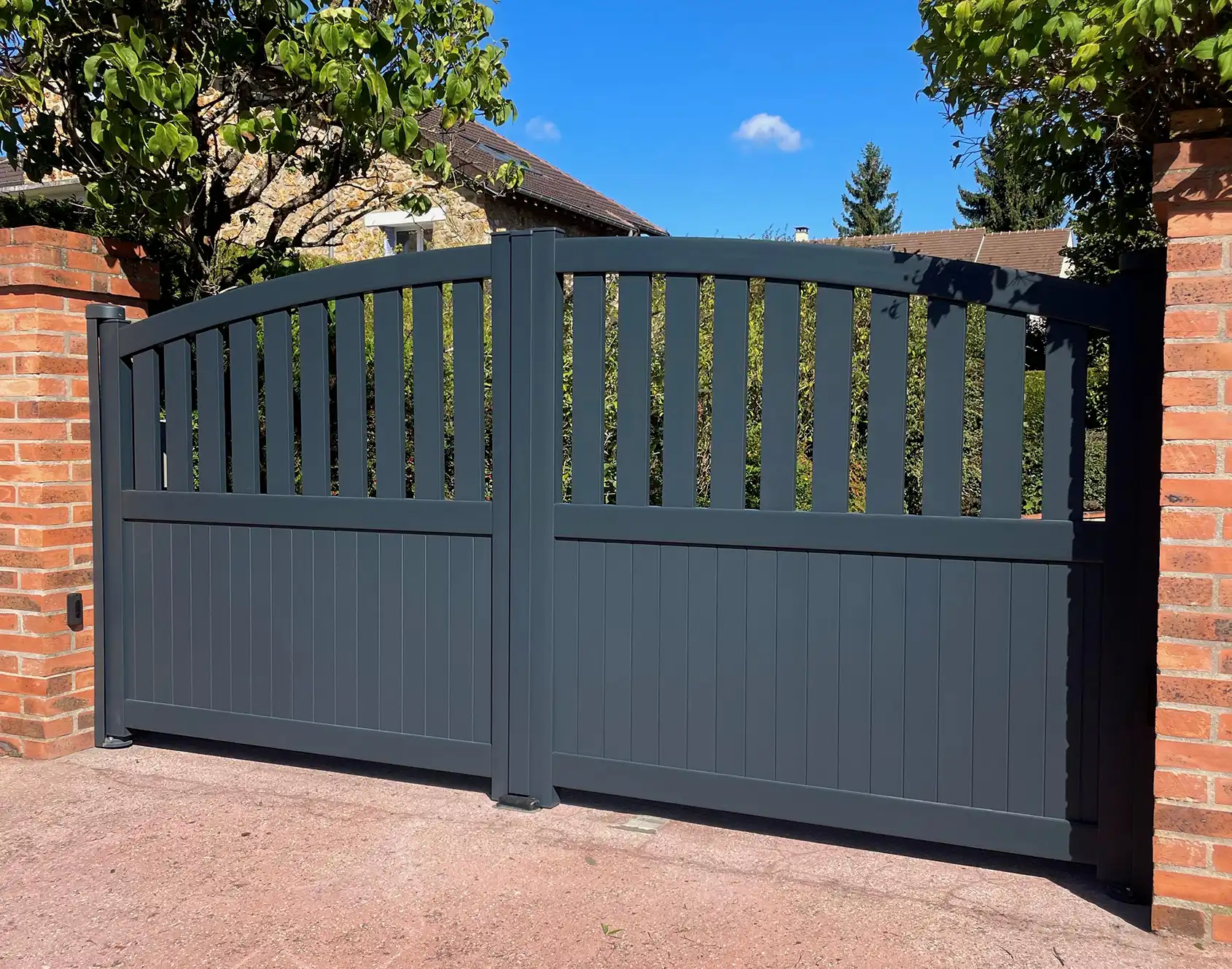 Portail aluminium battant Ket - Kostum