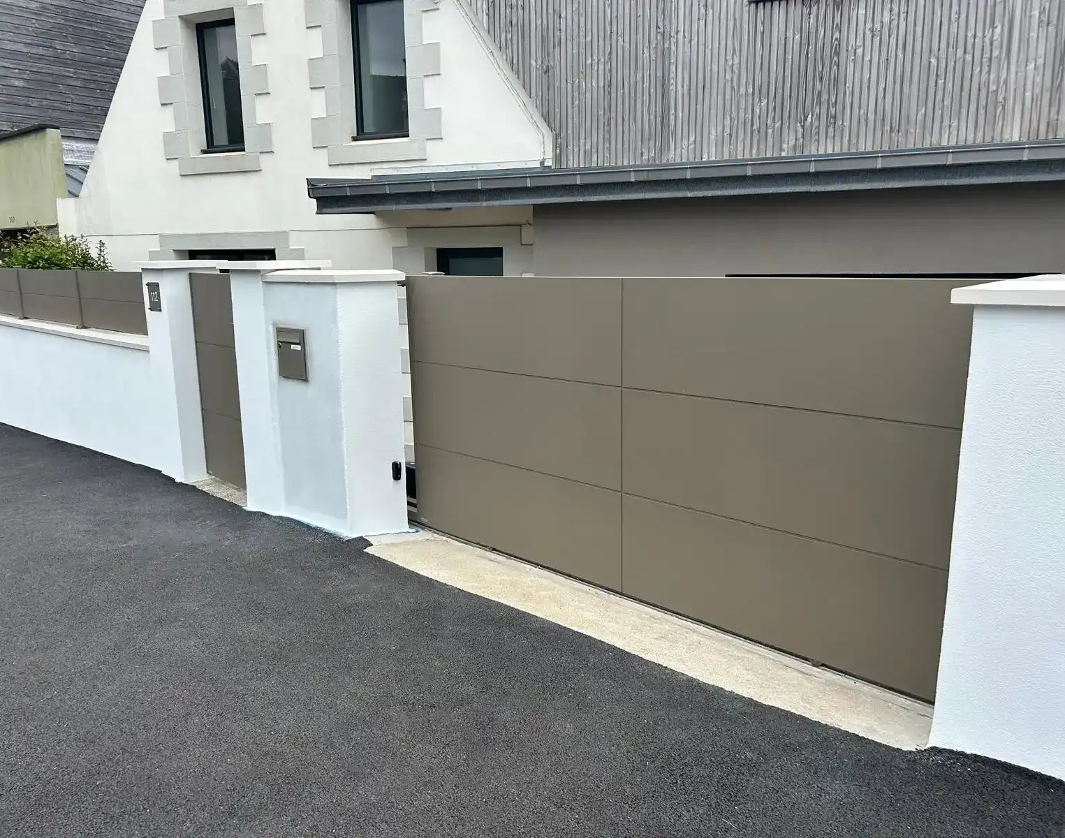 Portail battant aluminium Klavel - Kostum