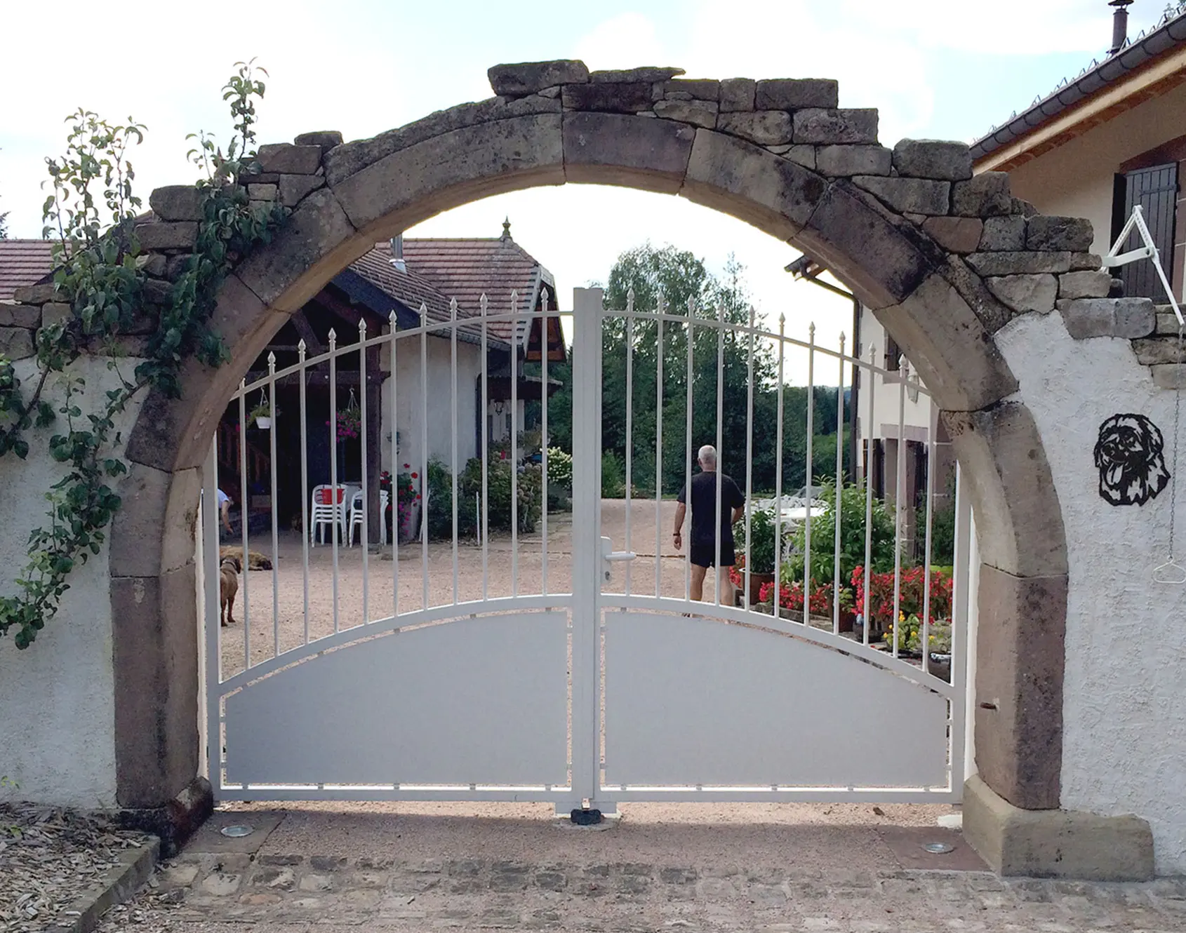 Portail aluminium battant Rosporden par kostum fabrication spéciale option gouttes d'eau